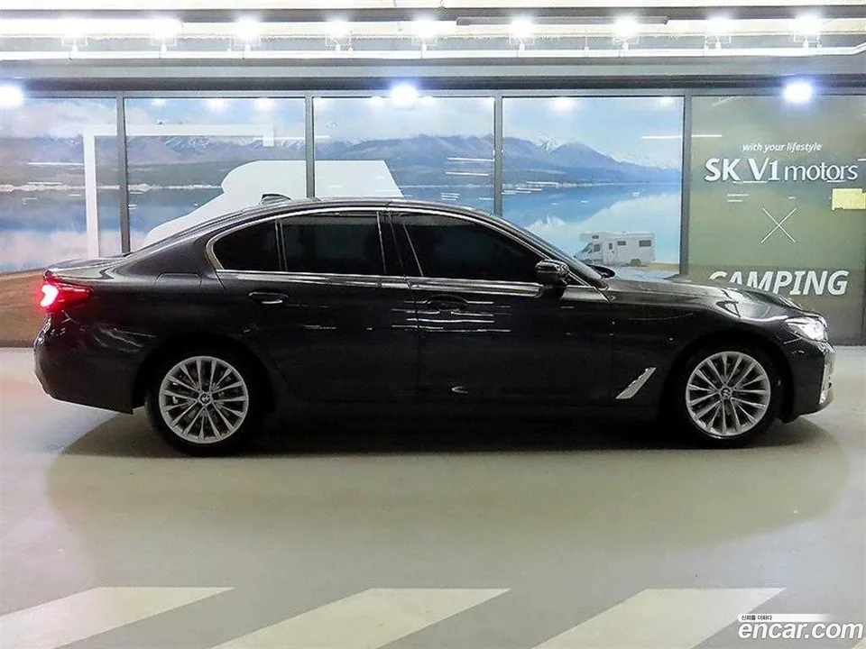 BMW 5 Series 520i 2023 — thumbnail 3