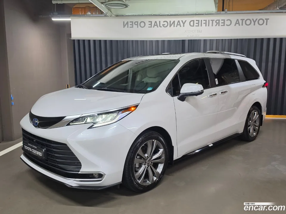 Toyota Sienna 2.5 2WD 2025 — photo 1, buy with delivery to Moscow