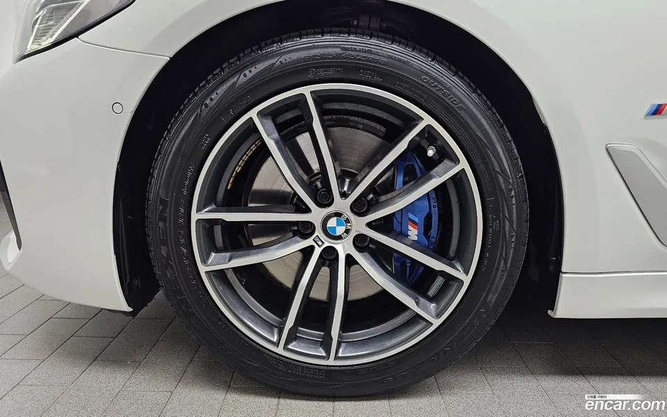 BMW 5 Series 520i M 2023 — thumbnail 2