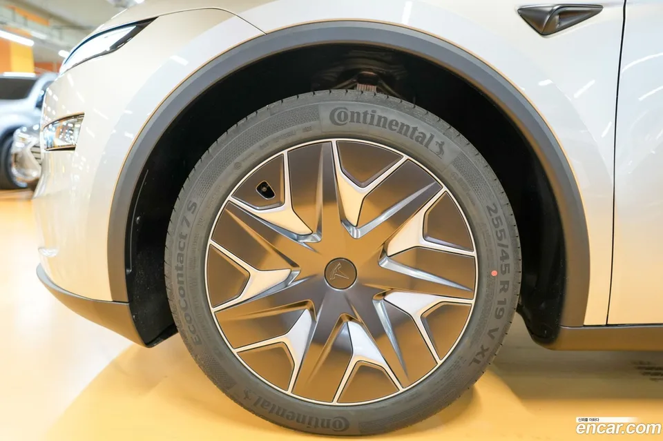 Tesla Model Y L AWD 2026 — thumbnail 2