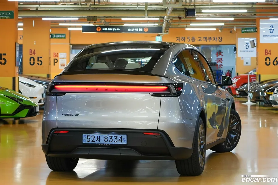 Tesla Model Y L AWD 2026 — thumbnail 3