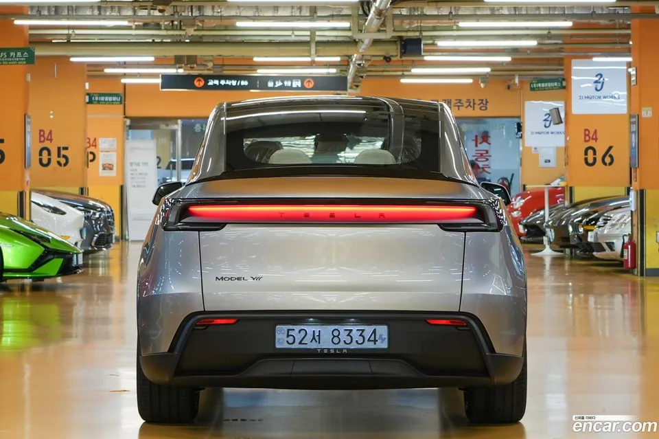 Tesla Model Y L AWD 2026 — thumbnail 4