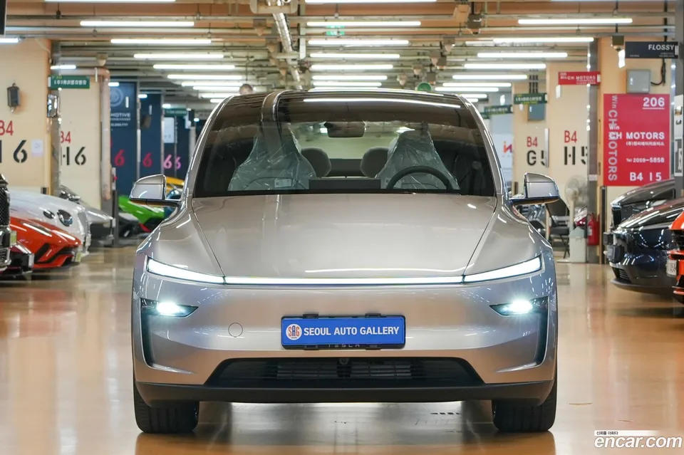 Tesla Model Y L AWD 2026 — photo 1, buy with delivery to Moscow