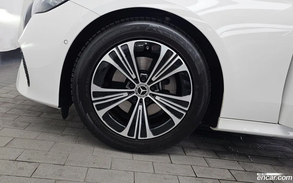 Mercedes-Benz E-Class E200 2025 — thumbnail 5