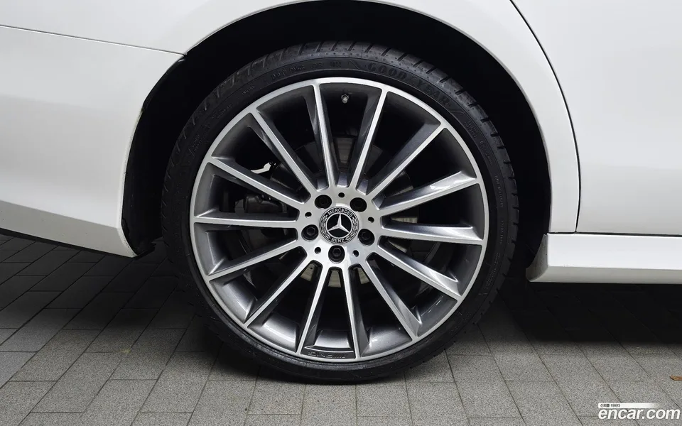 Mercedes-Benz E-Class E350 4MATIC AMG Line 2022 — thumbnail 2