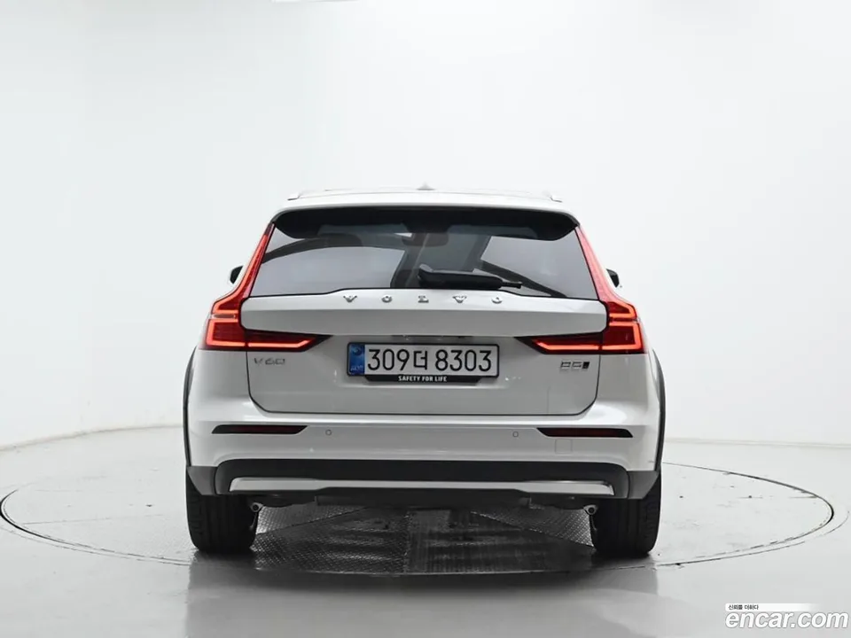 Volvo V60 Cross Country B5 AWD 2025 — thumbnail 4