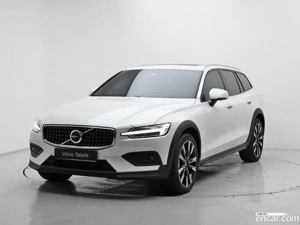 Volvo V60 Cross Country B5 AWD 2025 — photo 1, buy with delivery to Moscow