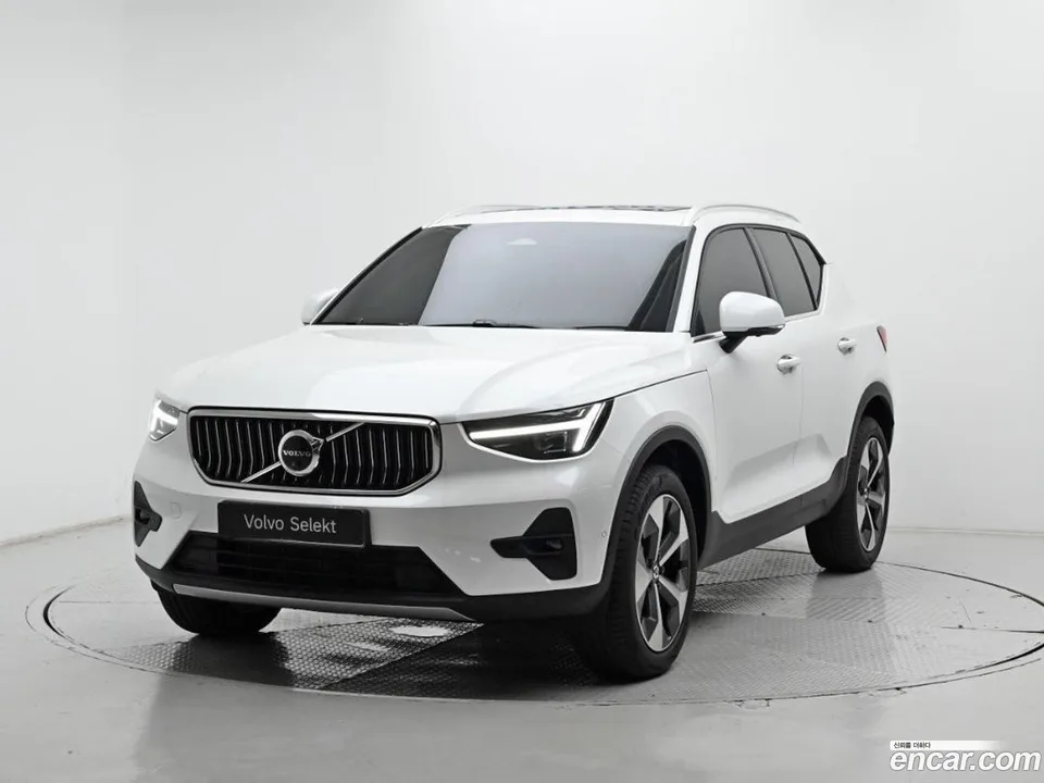 Volvo XC40 B4 2026 — photo 1, buy with delivery to Moscow