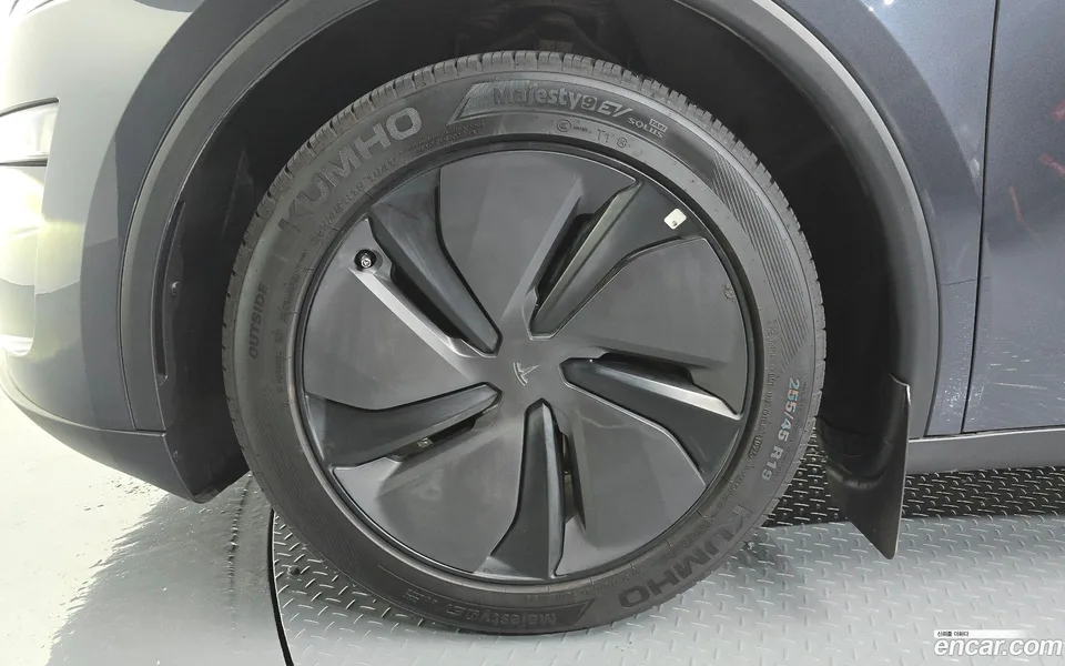 Tesla Model Y RWD 2025 — thumbnail 2