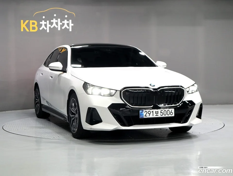 BMW 5 Series 520i 2025 — photo 1, buy with delivery to Moscow