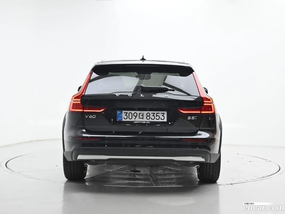 Volvo V60 Cross Country B5 AWD 2025 — thumbnail 4