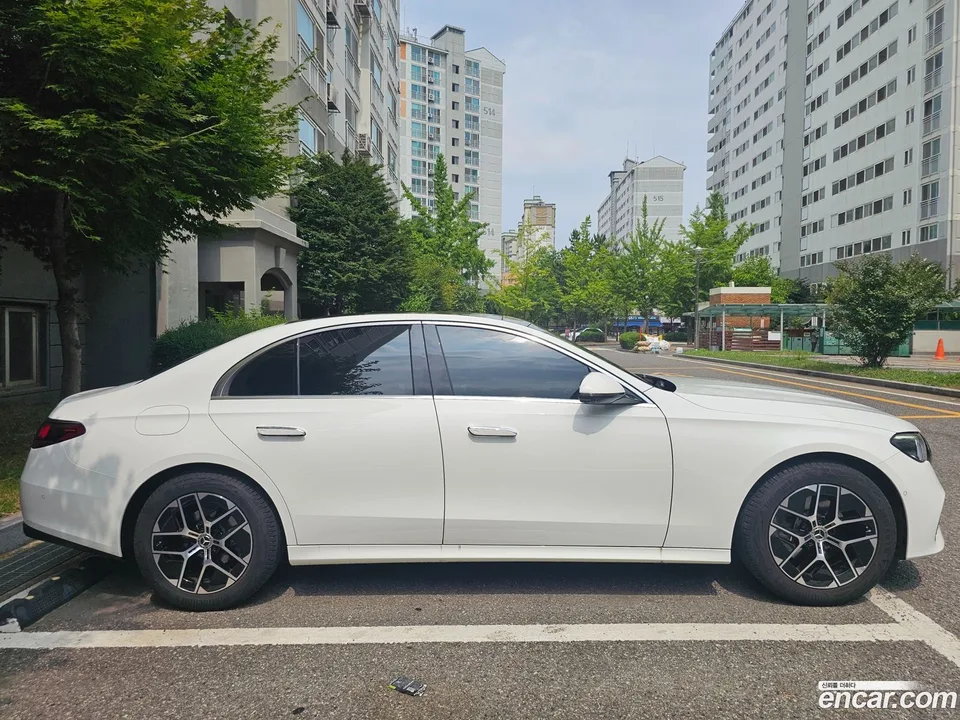 Mercedes-Benz E-Class E200 2025 — thumbnail 3