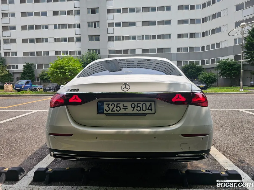 Mercedes-Benz E-Class E200 2025 — thumbnail 4