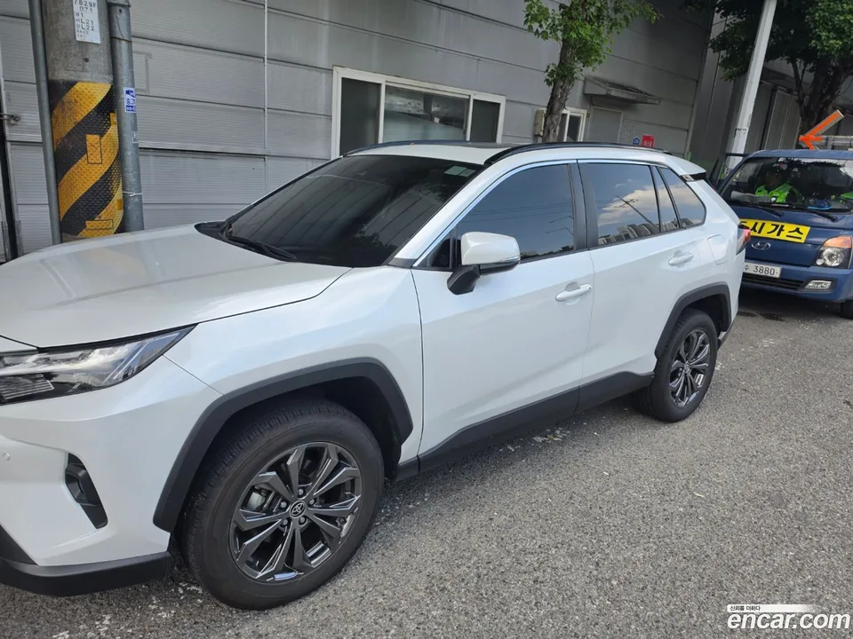 Toyota RAV4 2.5 2WD XLE 2023 — миниатюра 4