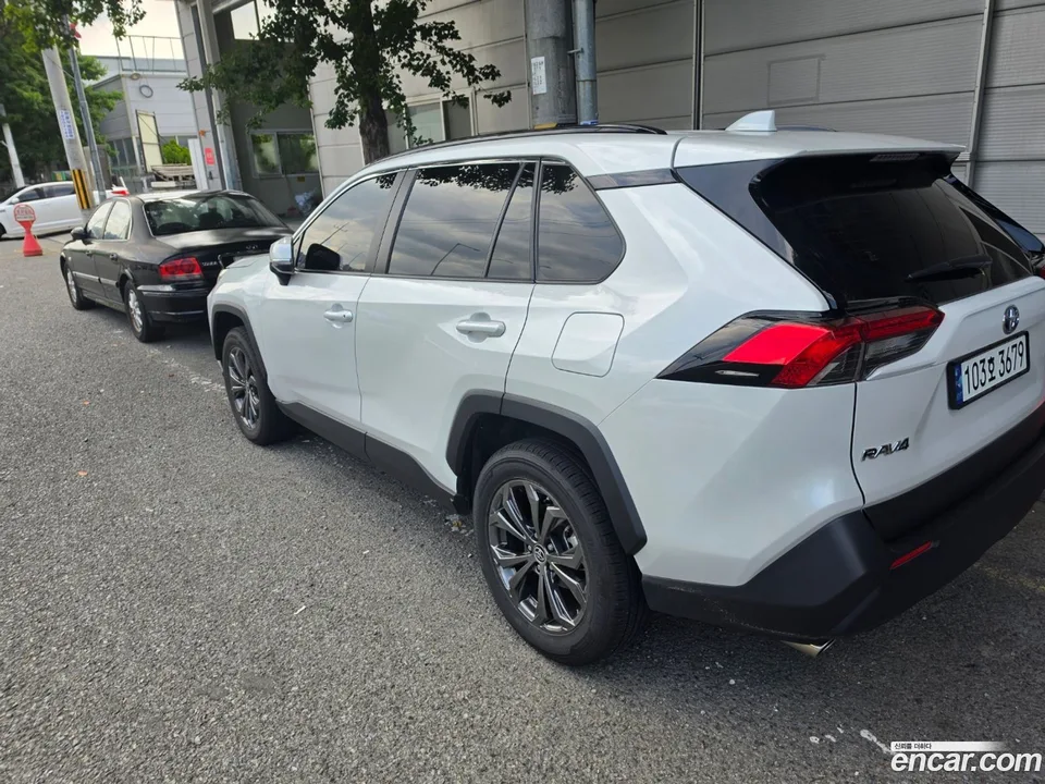 Toyota RAV4 2.5 2WD XLE 2023 — миниатюра 5