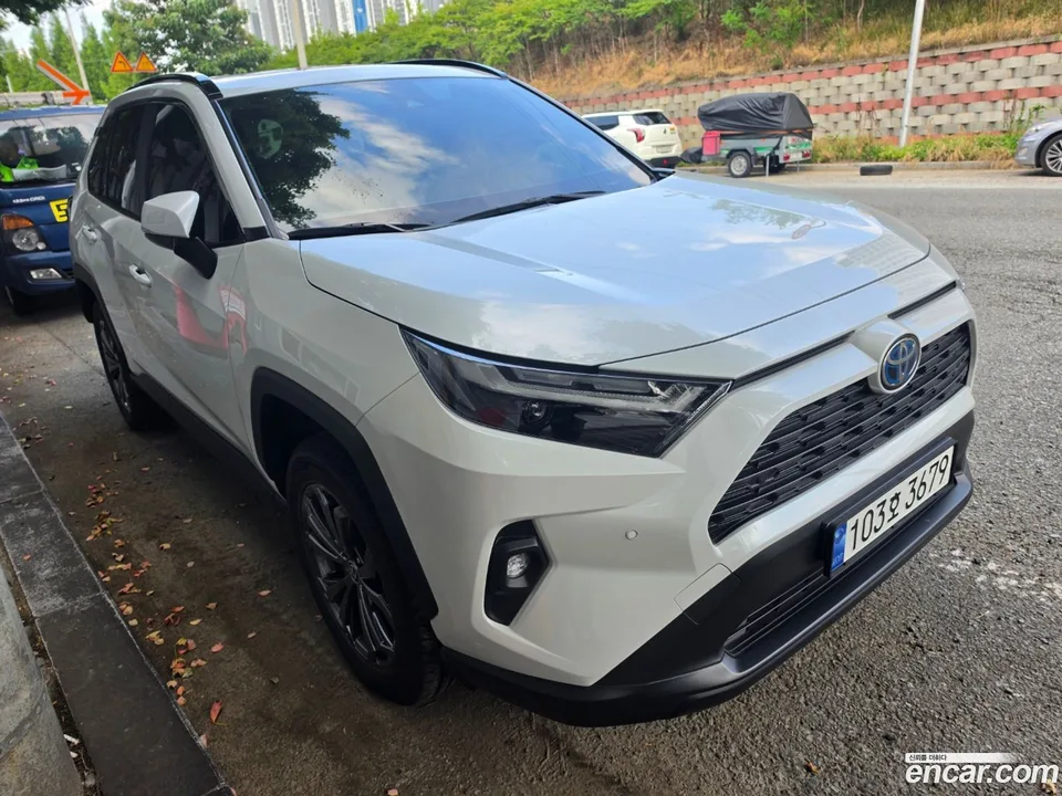 Toyota RAV4 2.5 2WD XLE 2023 — photo 1, buy with delivery to Moscow