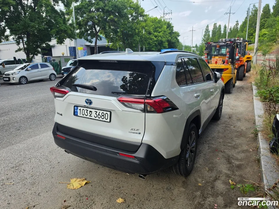 Toyota RAV4 2.5 2WD XLE 2023 — thumbnail 2