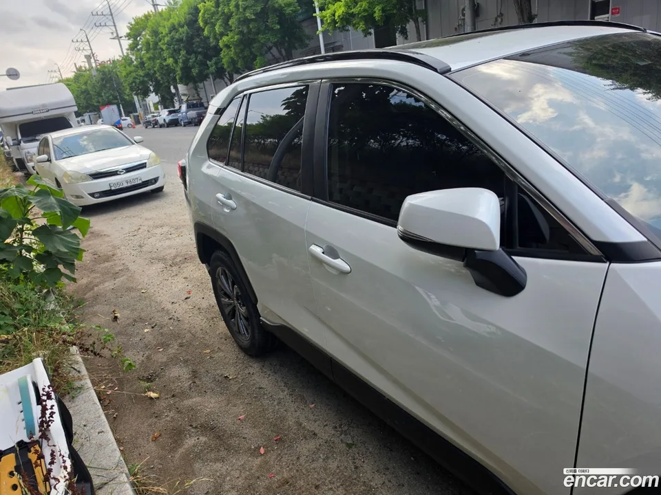 Toyota RAV4 2.5 2WD XLE 2023 — thumbnail 3