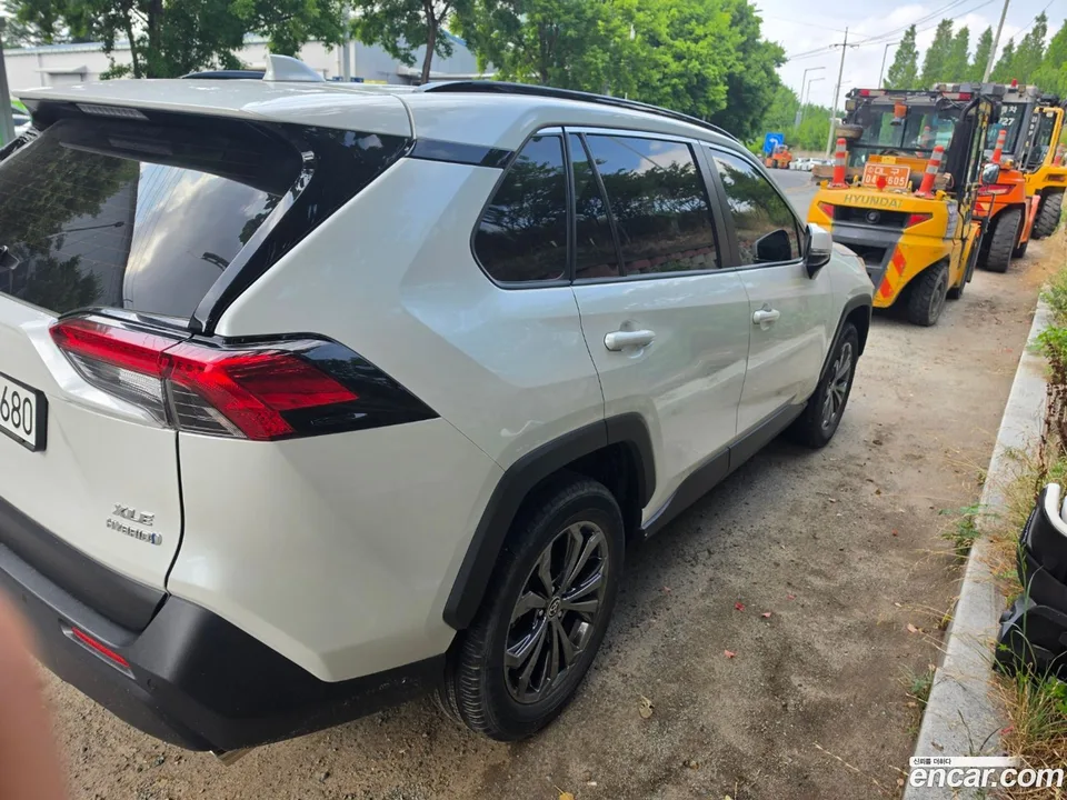 Toyota RAV4 2.5 2WD XLE 2023 — thumbnail 4