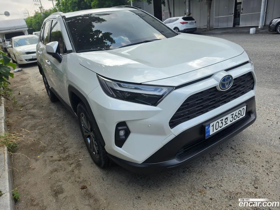 Toyota RAV4 2.5 2WD XLE 2023 — photo 1, buy with delivery to Moscow