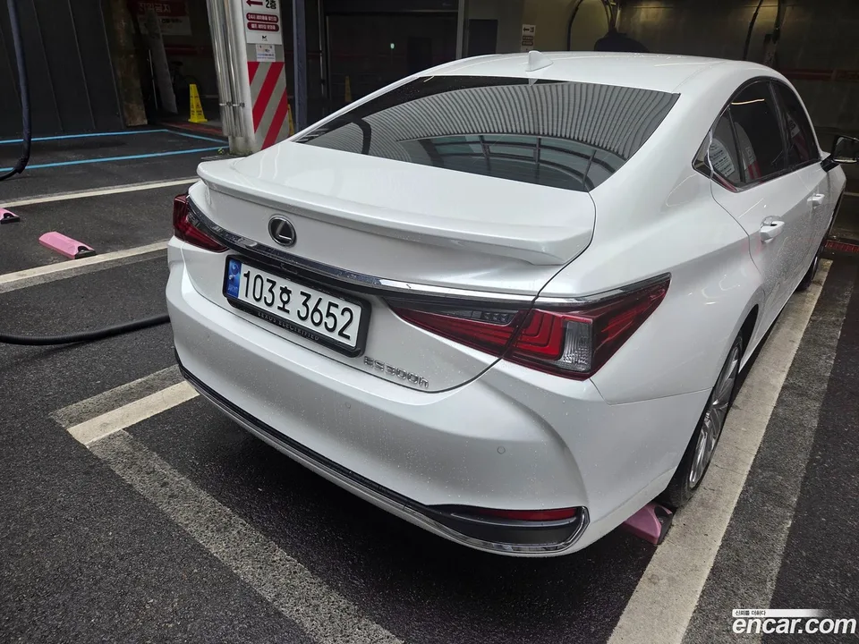 Lexus ES 300h 2023 — thumbnail 2