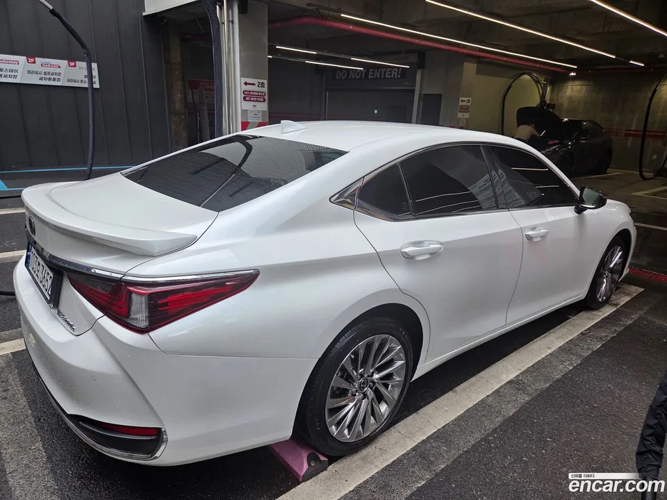 Lexus ES 300h 2023 — thumbnail 3