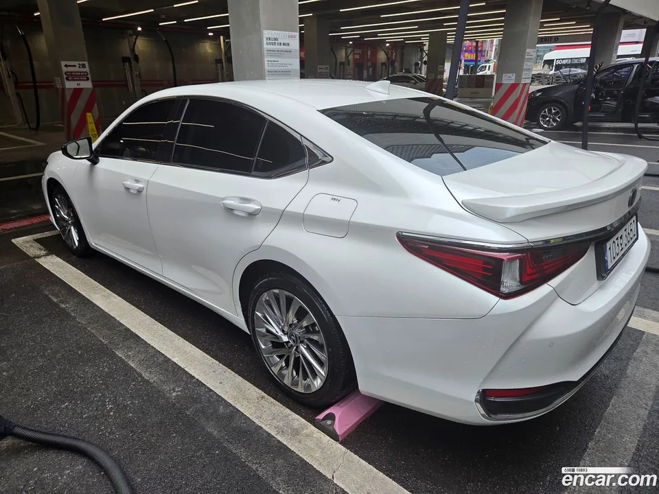 Lexus ES 300h 2023 — thumbnail 4
