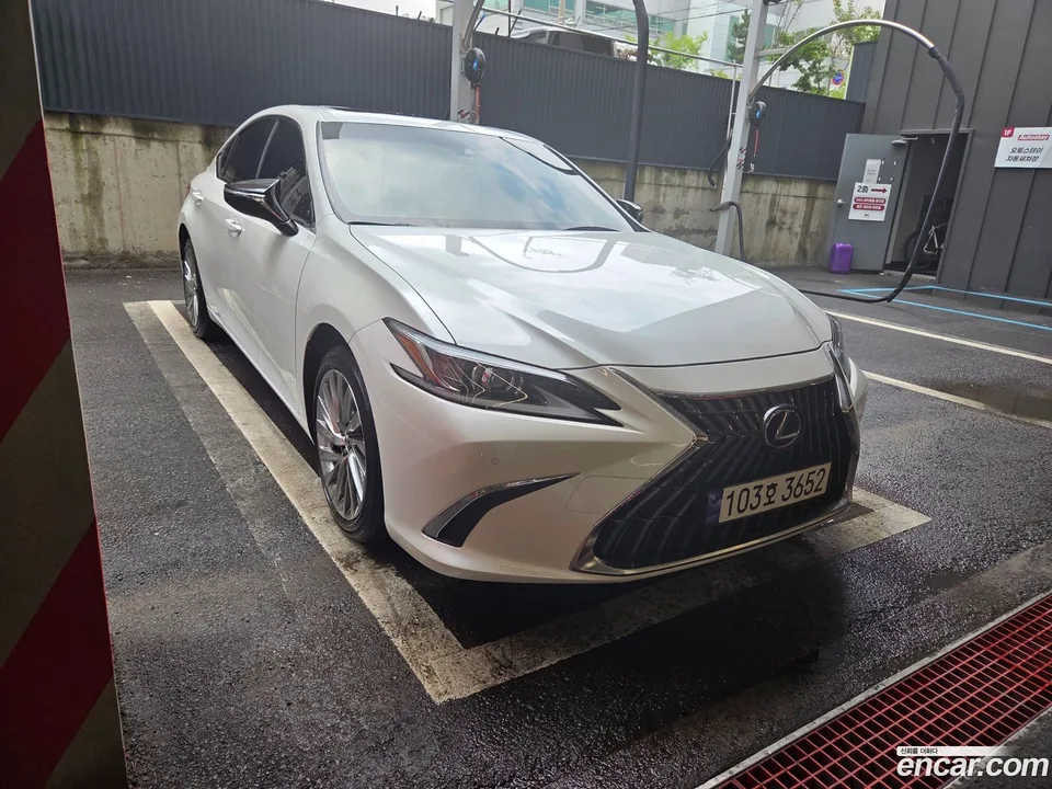 Lexus ES 300h 2023 — photo 1, buy with delivery to Moscow