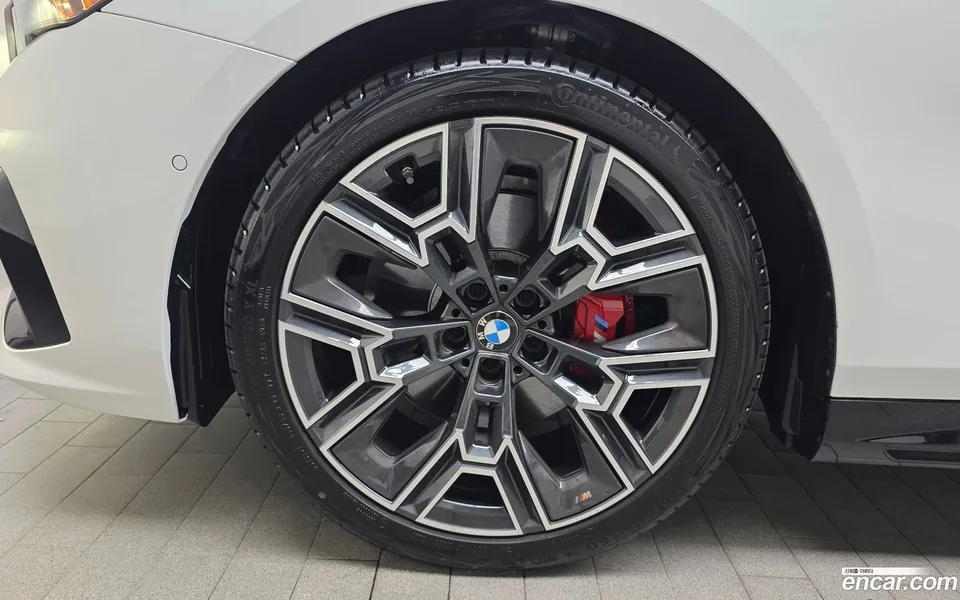 BMW 5 Series 530i xDrive M 2025 — thumbnail 2