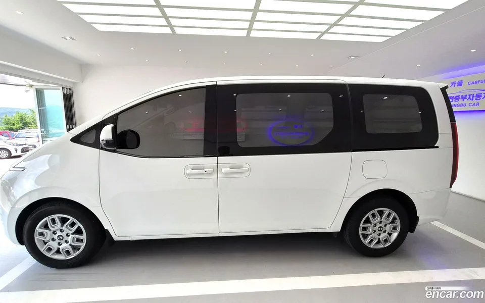 Hyundai Staria 3 2025 — thumbnail 3