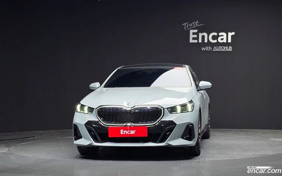 BMW 5 Series 530e M 2025 — thumbnail 3