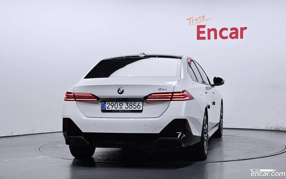 BMW 5 Series 520i M 2024 — thumbnail 4