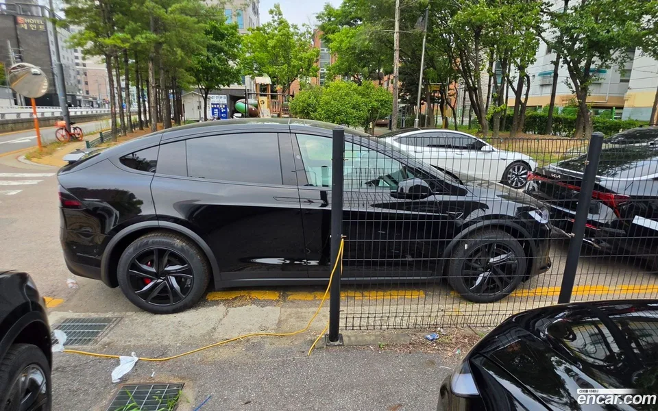 Tesla Model X 2026 — thumbnail 3