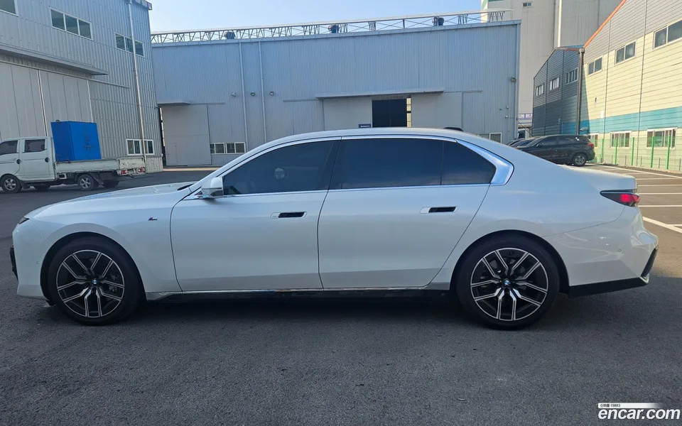 BMW 7 Series 740i xDrive M 2025 — thumbnail 3