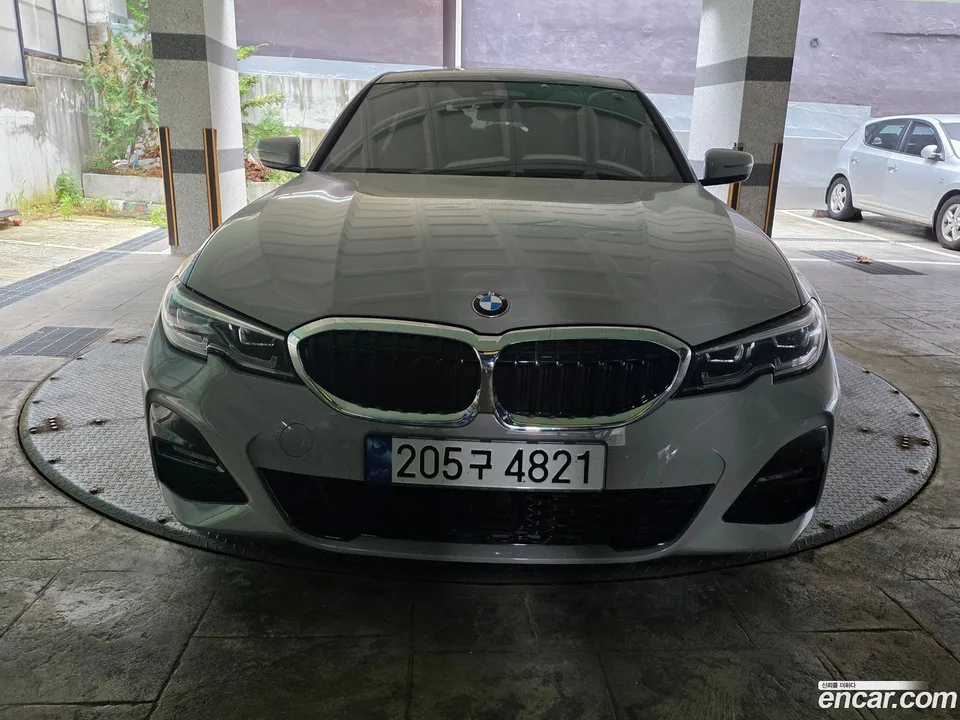BMW 3 Series 320i M 2022 — thumbnail 3