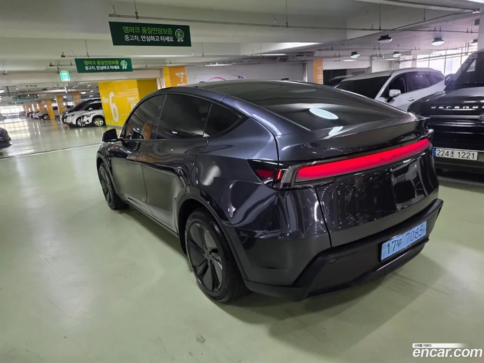 Tesla Model Y RWD 2025 — thumbnail 3