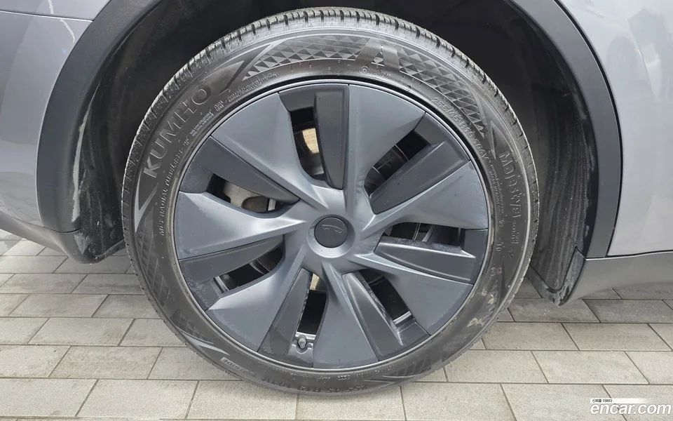 Tesla Model Y AWD 2024 — thumbnail 2