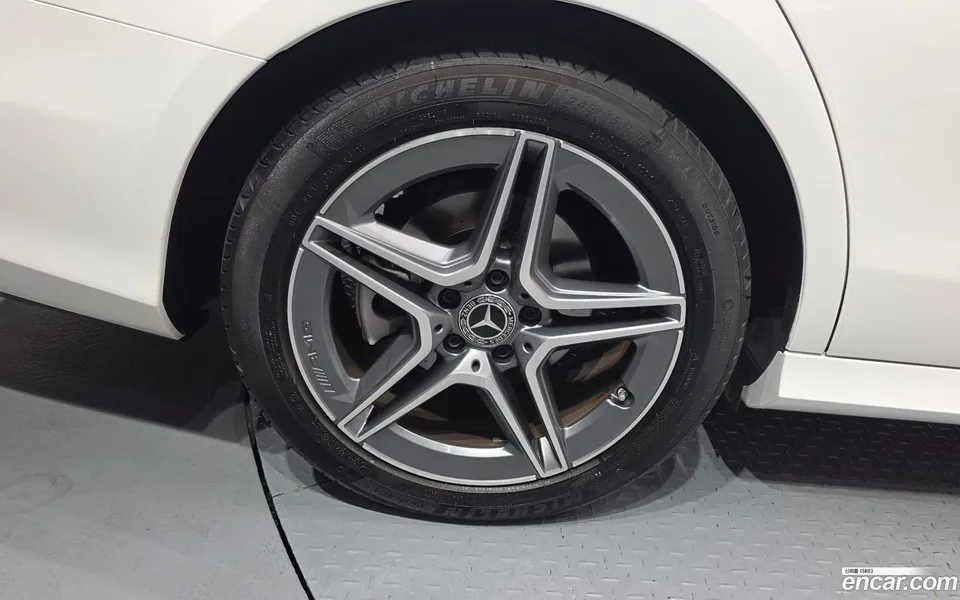 Mercedes-Benz E-Class E250 AMG Line 2023 — thumbnail 2