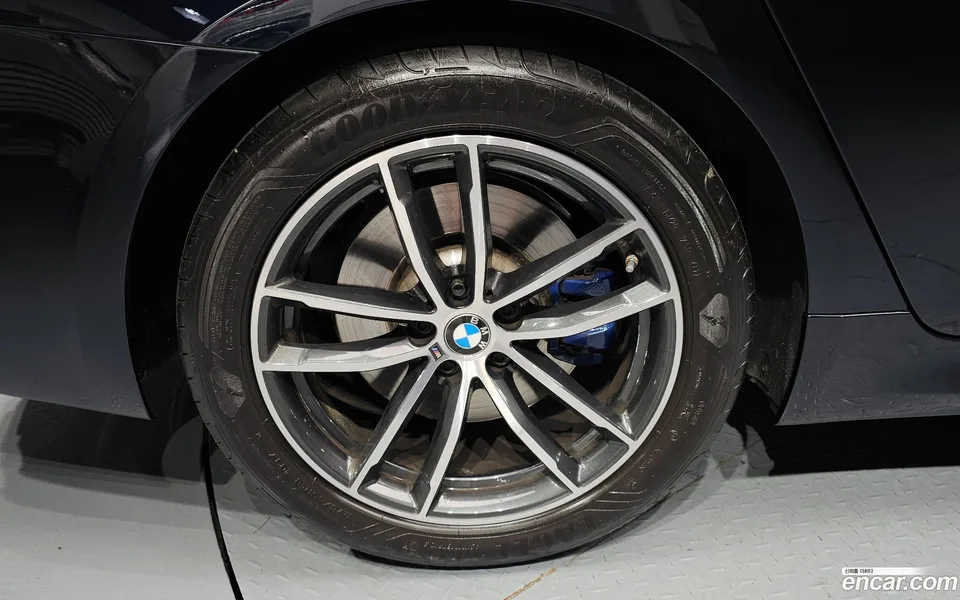 BMW 5 Series 520i M 2023 — thumbnail 2
