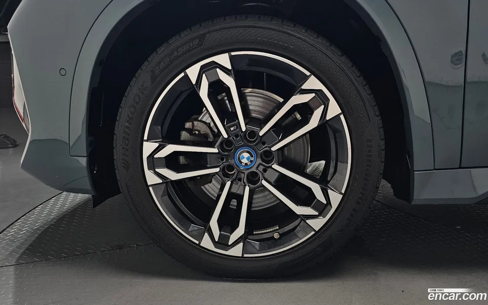 BMW iX1 xDrive 30 M 2023 — thumbnail 5