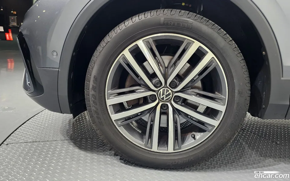 Volkswagen Tiguan Allspace 2.0 TSI 2023 — thumbnail 2