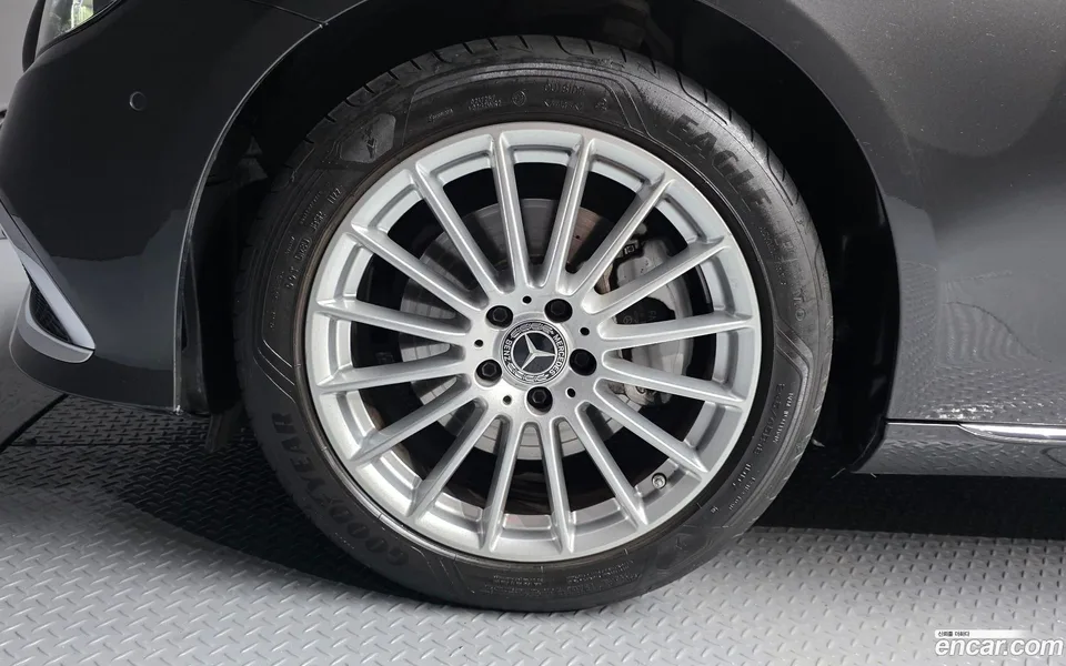 Mercedes-Benz E-Class E250 2022 — thumbnail 2