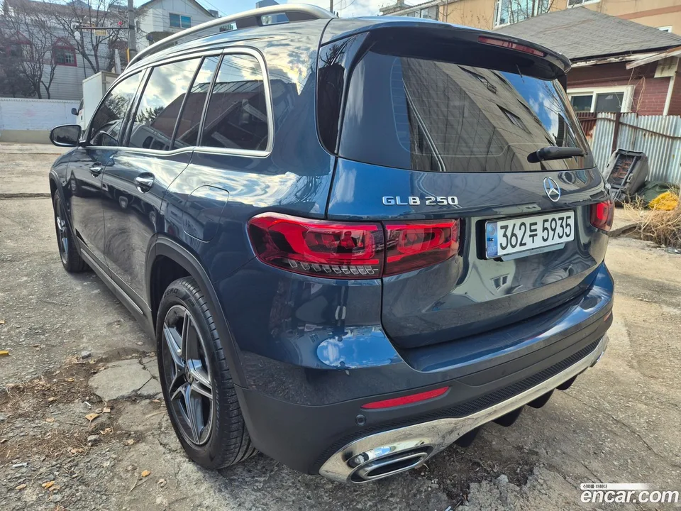 Mercedes-Benz GLB-Class GLB250 4MATIC 2023 — thumbnail 3