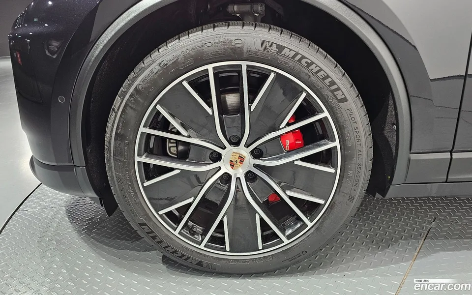 Porsche Macan Electric 4S 2025 — thumbnail 2