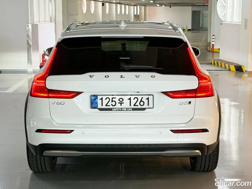 Volvo V60 Cross Country B5 AWD 2025 — thumbnail 4