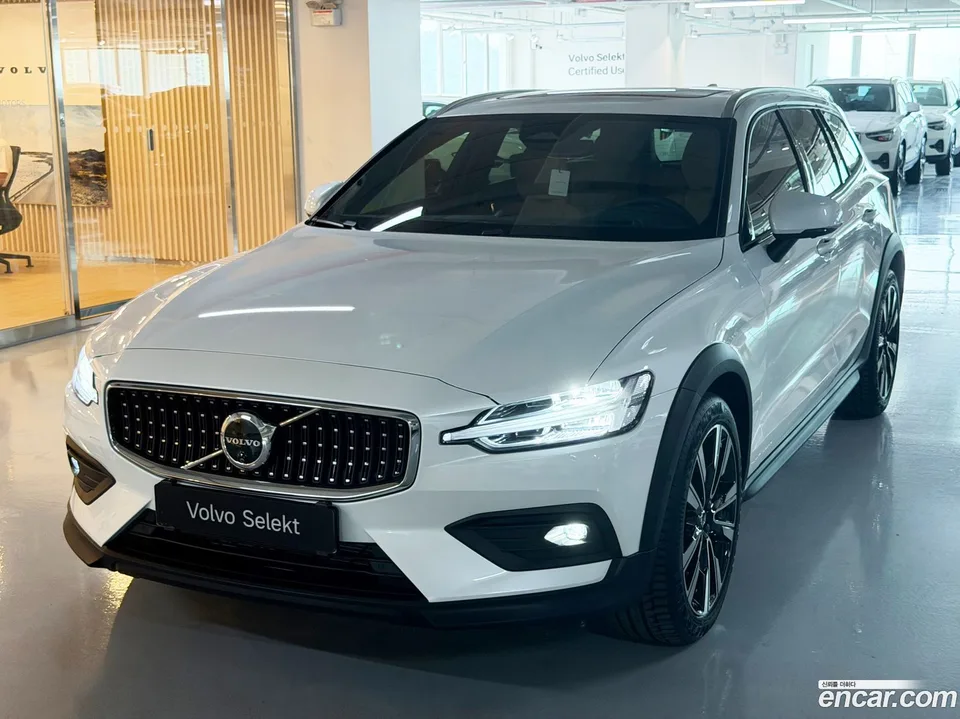 Volvo V60 Cross Country B5 AWD 2025 — photo 1, buy with delivery to Moscow