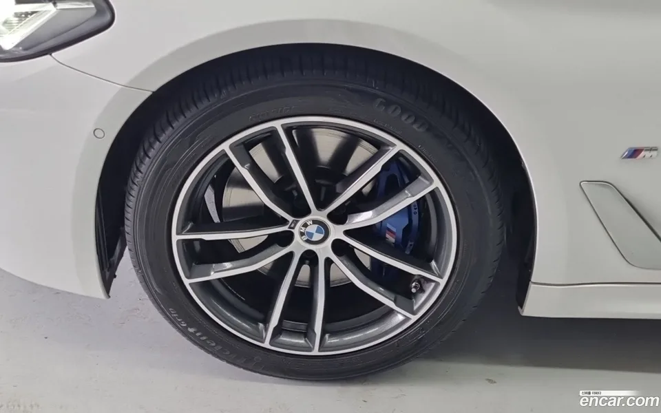 BMW 5 Series 520i M 2022 — thumbnail 2