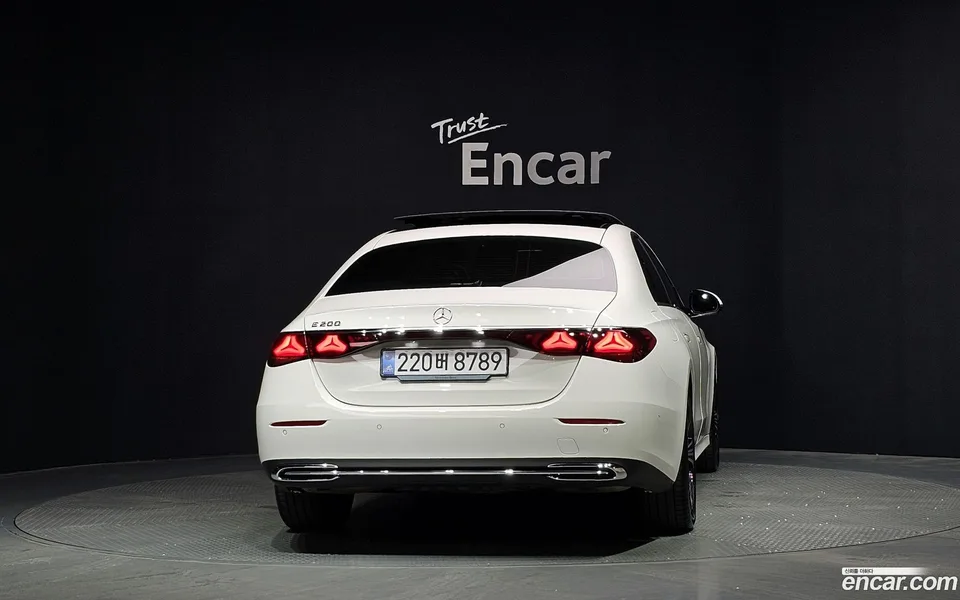 Mercedes-Benz E-Class E200 2025 — thumbnail 4