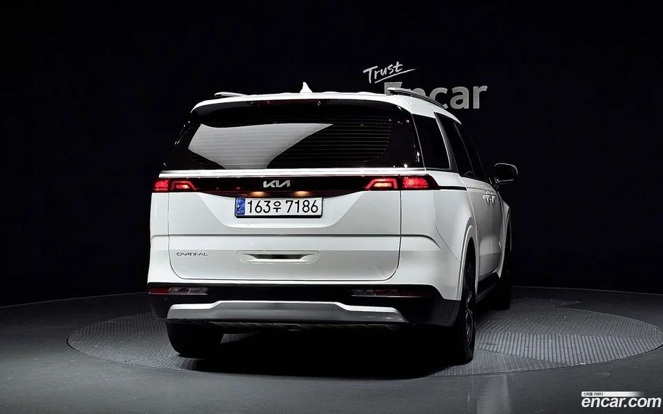 Kia Carnival 9 2023 — thumbnail 4