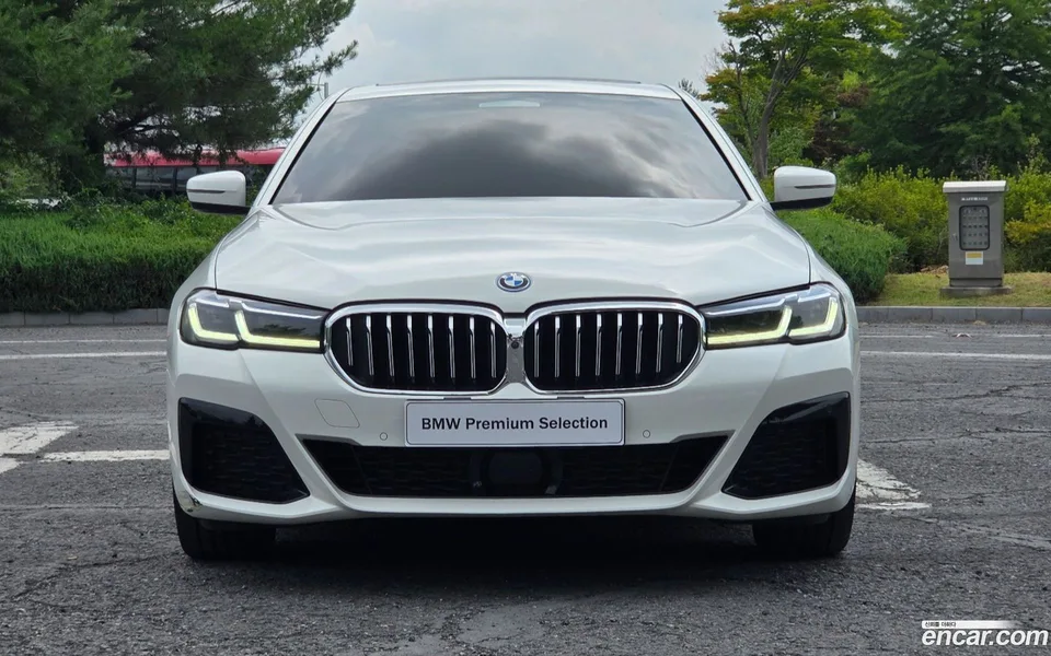 BMW 5 Series 530e M 2022 — thumbnail 3